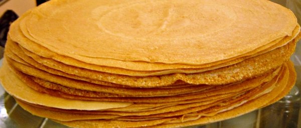 crêpes empilées sur une assiette